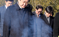 [포토] 노무현 전 대통령 묘역 참배하는 김무성 대표