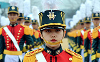 [포토] 육군3사관학교 첫 여생도 중대장... 분열 이끄는 늠름한 모습