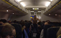 [붐업영상] 만취 승객, 비행기 내벽 치며 난동