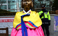 [포토] 설 맞아 한복 입은 일본대사관 앞 소녀상