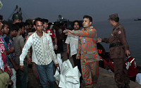 [포토] 방글라데시 여객선 침몰사고, 최소 48명 사망... 시신 수습하는 구조대원들