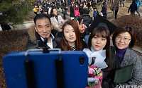[포토]졸업식 사진 남길때 '셀카봉은 필수!'