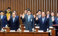 [포토]해외자원개발 국조특위, '최경환 경제부총리 등 증인 선서'