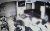 [포토] 세종시 편의점 총기 난사 피의자, 경찰서에서 엽총 출고하는 모습