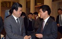 [포토] 악수하는 이성보 권익위원장과 제임스 김 암참 회장