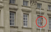 [붐업영상] 버킹엄 궁전 외벽에 매달린 나체 男... 왜?