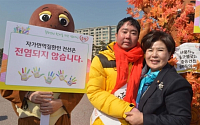 [포토] 중증건선 환자 격려하는 박윤옥 새누리당 의원