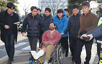 [포토] 휠체어 탄 채 병원 도착한 김기종씨