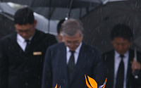 [포토] 노무현 대통령 묘역서 묵념하는 문재인 대표