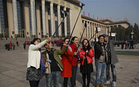 셀피족의 필수품 ‘셀카봉’퇴출 위기…유럽·미국 이어 중국서도“셀카봉 촬영, 안돼!”