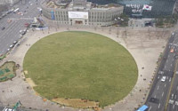 서울광장 '봄맞이' 잔디 심어 내달 25일 개방