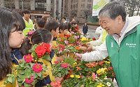 [포토] 어린이에게 화분 나눠주는 대상(주) 명형섭 사장