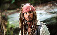 조니 뎁, ‘캐리비안의 해적5’ 촬영 중 부상…수술 위해 미국행