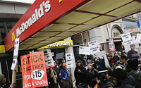맥도날드, 미국 최저임금 인상 행렬에 ‘백기’…직원 9만명 시급 10% 오른다