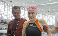 [포토] 日 100세 할머니, 수영대회서 1500m 완영