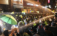 세월호 집회 참가자, 광화문 행진하다 경찰 연행…'불법집회'·'해산불응' 혐의