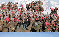 北 김정은, 백두산 천지 사진 조작 의혹… 군인들이 허공에?