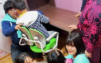 삼성, 소셜 기부캠페인 통해 300여 조손가정 어린이에 책상 지원