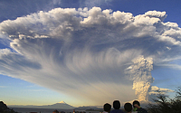 [포토] 칠레 칼부코 화산 폭발, 화산재 분출 바라보는 아이들