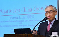 [포토] 특강하는 로렌스 라우, '중국경제의 앞날은?'