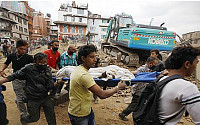 [네팔 대지진]네팔 장관 “대지진 사망자 4500명으로 추정”…밤새 구조작업 이어져