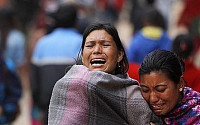 [네팔 대지진] 네팔 내무부, 사망자 2352명·부상자 5000명 집계…여진 잇따라 피해 우려