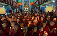 [오늘의 중국 화제] 네팔 지진ㆍ아베 총리 관저에 ‘세슘 드론’ㆍ네팔 지진 여파 中 티베트 최소 20명 사망 등