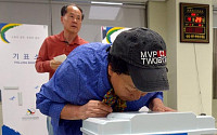[포토]재보궐선거 투표 실시 '너무도(?) 신중한 유권자'
