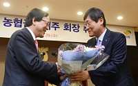 [포토] 꽃다발 전달받는 김용환 신임 농협금융 회장