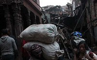 [포토] 네팔 카트만두 무너진 집에서 생필품 챙기는 주민들