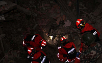 [포토] 네팔 지진 현장서 구조 중인 119 대원들