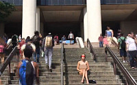 [붐업영상] 대학 도서관 앞에서 나체 퍼포먼스 펼친 여대생