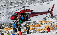 네팔 지진 사망자 8천명 넘어, 여진 계속돼 수색 어려워
