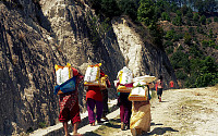 [포토] 식량 보급받은 지진 피해 네팔 주민들