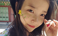 1억 기부 아이유, 어린이날 앞두고 ‘깜찍한' 경복궁 나들이