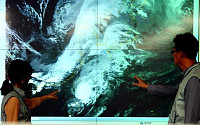 [포토]필리핀 강타한 태풍 '노을'에 이어 7호 태풍 '돌핀' 북상