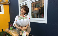 박효주, '로즈데이' 맞아 장미꽃 인증샷…&quot;평소 전하고 싶었던 마음을 전하세요!&quot;