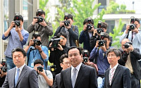 [포토]검찰 출석한 이완구 전 총리, '피의자 신분'