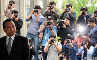 [포토]이완구 전 총리 검찰 출석, '피의자 신분'