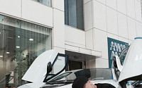 래퍼 도끼, BMW i8 한국 1호차 뽑고 충전과정 소개…&quot;이렇게 발전하다니&quot;