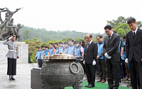 신한은행, 현충원 자원봉사 실시