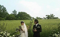 원빈 이나영, 밀밭서 결혼서약서 읽는 사진 공개..얼굴 비율에 '눈길'