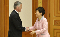 박 대통령, 스위스 외교장관 접견…“北비핵화·인권개선 계속 지원해 달라”