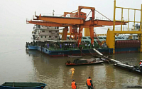 [포토] 중국 여객선 침몰... 강풍 속 구조작업 현장