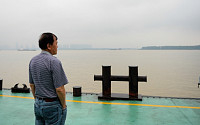 [포토] 중국 양쯔강서 여객선 침몰, 구조 소식을 기다리는 가족