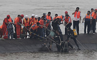 [포토] 양쯔강 여객선 침몰... 구조되는 생존자