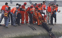 중국 양쯔강 선박 침몰, 시신 추가 수습…생존자 소식은 없어