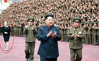 [포토] 북한 김여정 포착... 원산 고아원 방문한 김정은과 동행