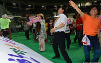 [포토] 할아버지·할머니 한마음축제, '신나게 흔들어~'