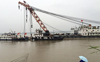 중국 양쯔강 침몰 유람선 인양 작업 시작…생존자 있을 가능성 희박